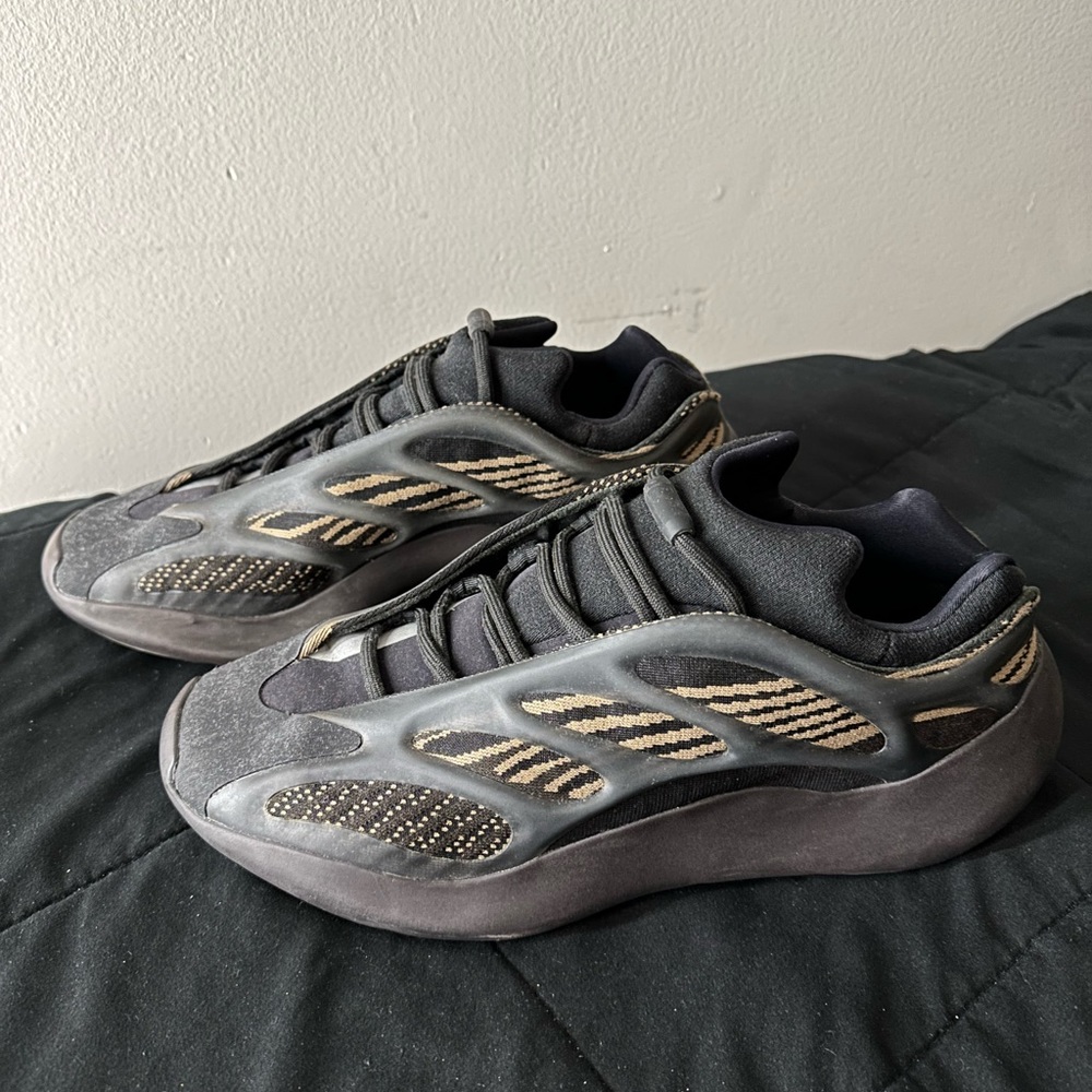 Yeezy 700 V3 Clay Brown Size 11.5 no box